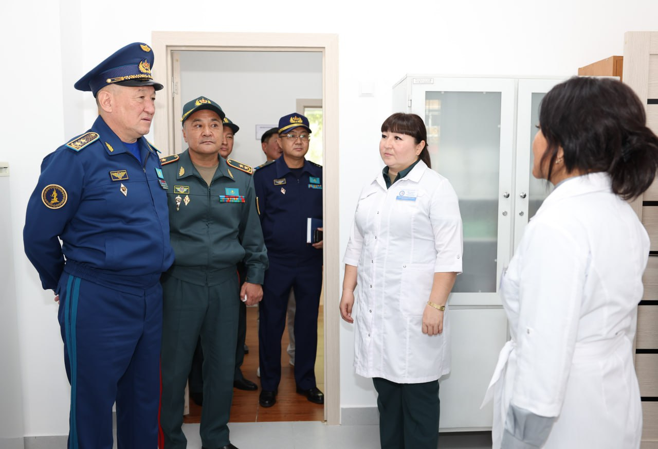 Министр обороны торжественно открыл военную поликлинику в Астане