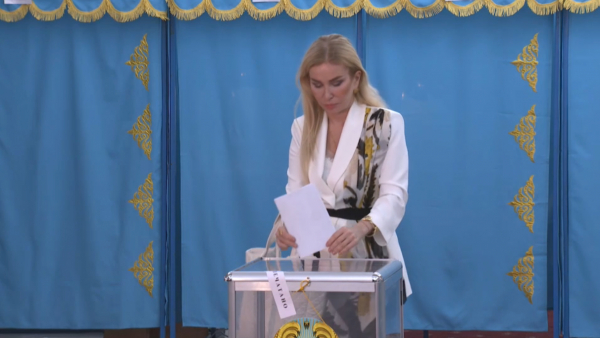 Жамиля Серкебаева проголосовала на избирательном участке  в Алматы