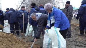 Депутаты помогают укреплять дамбы