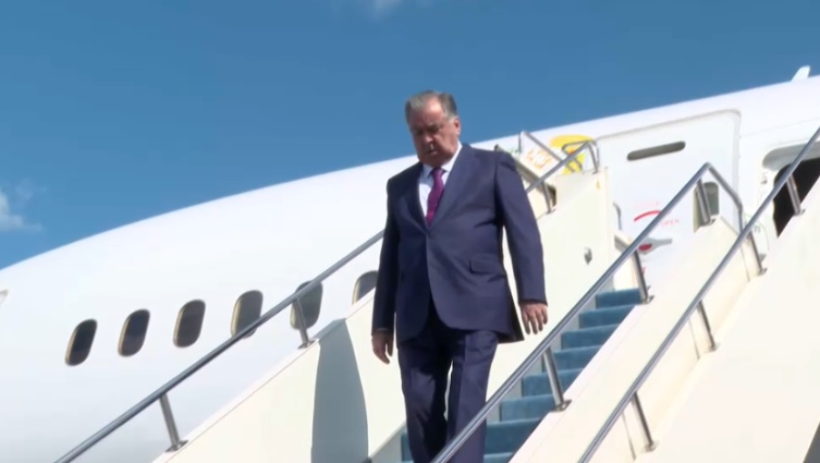 Президент Таджикистана прилетел в Астану