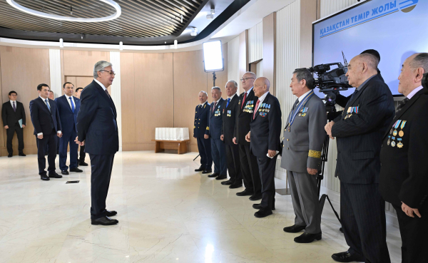 Президент теміржол саласының ардагерлерімен кездесті