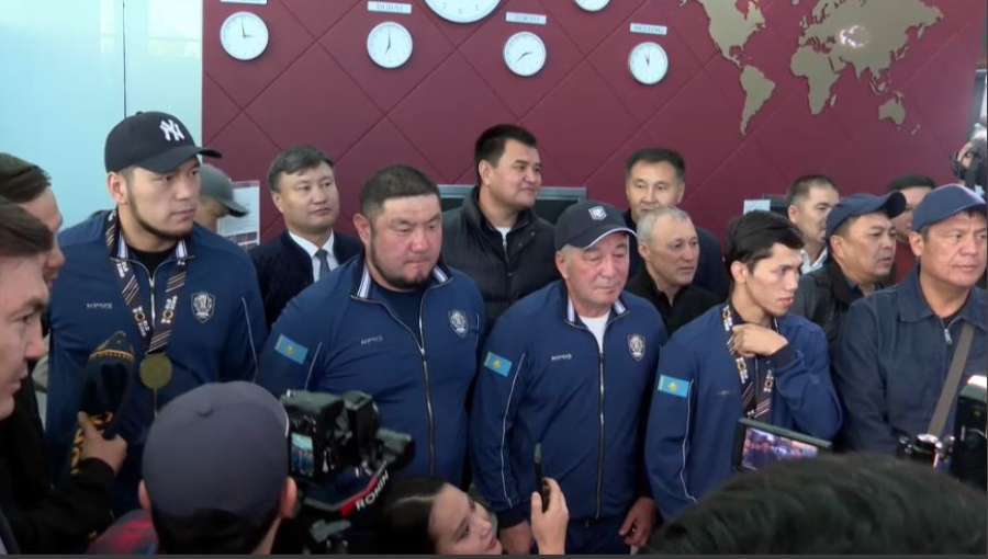 Әлем чемпионатында топ жарған боксшылар елге оралды