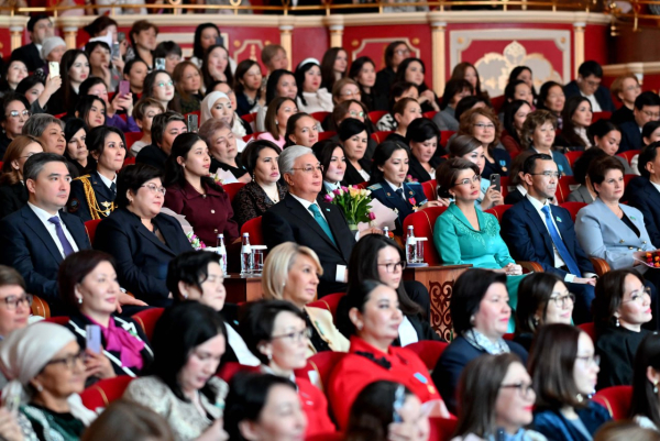 Мемлекет басшысы «Әйел – сұлулықтың әуені» атты мерекелік концертті тамашалады