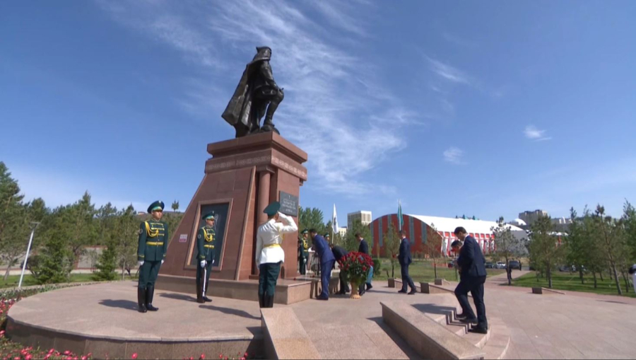 Ерлан Қошанов Бауыржан Момышұлының ескерткішіне гүл шоқтарын қойды