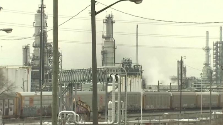 Цены на нефть опустились ниже 100 долларов за баррель