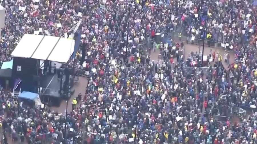 Сотни тысяч человек в США и Европе вышли на акции против политики Трампа