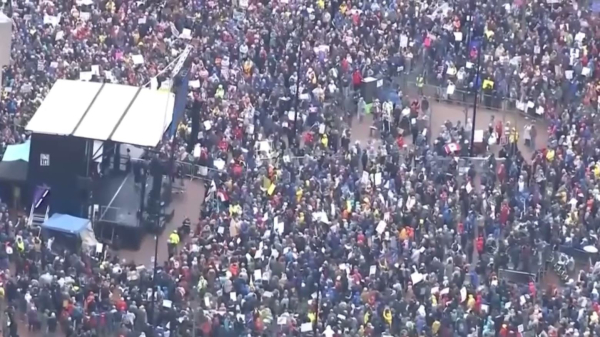 Сотни тысяч человек в США и Европе вышли на акции против политики Трампа