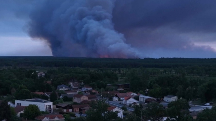 Из-за пожаров во Франции эвакуировали более 10 тысяч человек