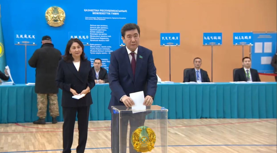 Мәжіліс төрағасы Ерлан Қошанов дауыс берді