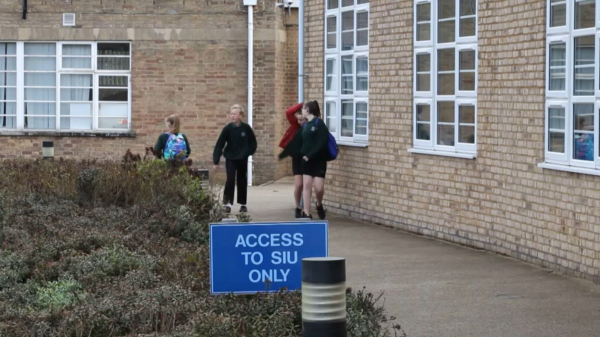 Британия мектептерінде телефон қолдануға тыйым салынды