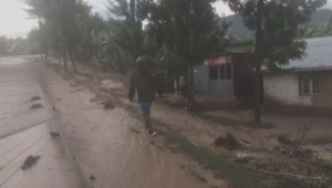 Люди погибли из-за наводнений в Руанде и Италии