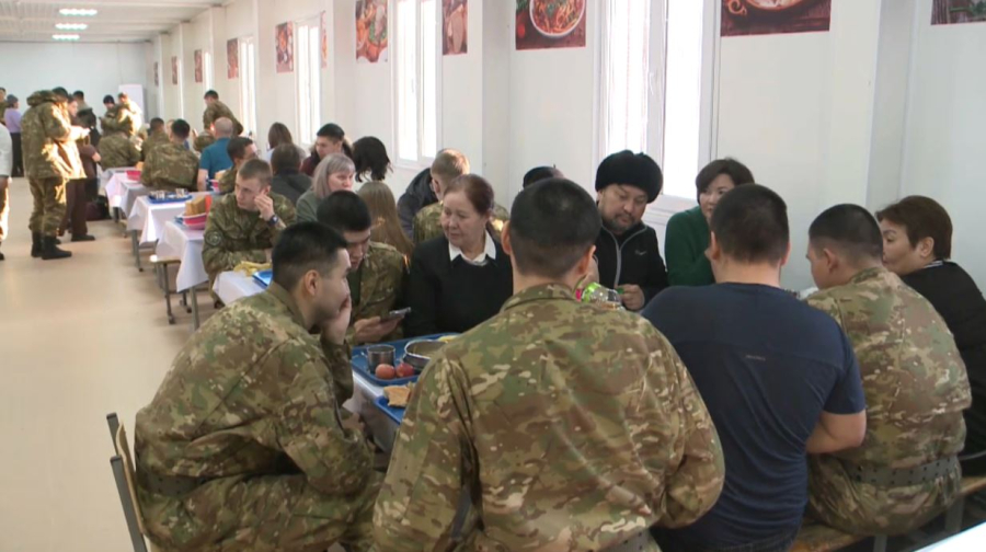 Қарағандыда ата-аналар әскери бөлімді аралады