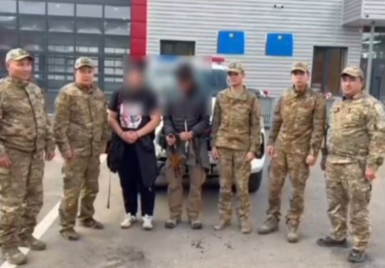 Заблудились при спуске с горы: двух туристов нашли с помощью дрона