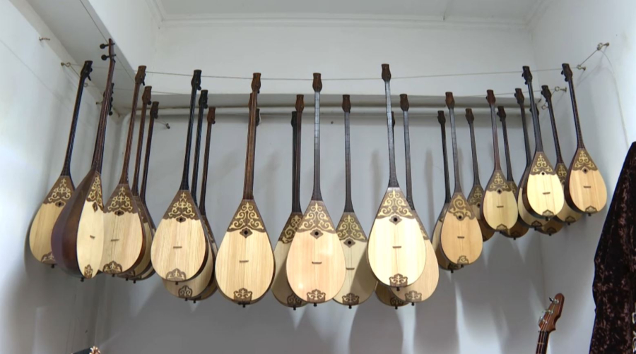 Астаналық шебер айына жүзге жуық домбыра жасайды