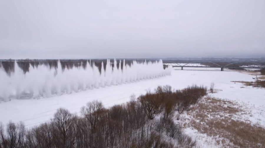 Лед на реке Есиль взрывают в Петропавловске
