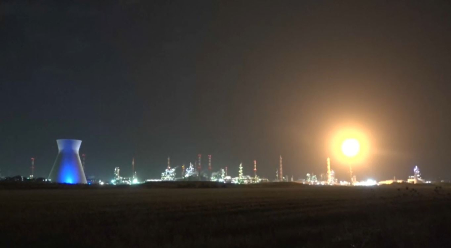 Иран ударил по НПЗ в Израиле