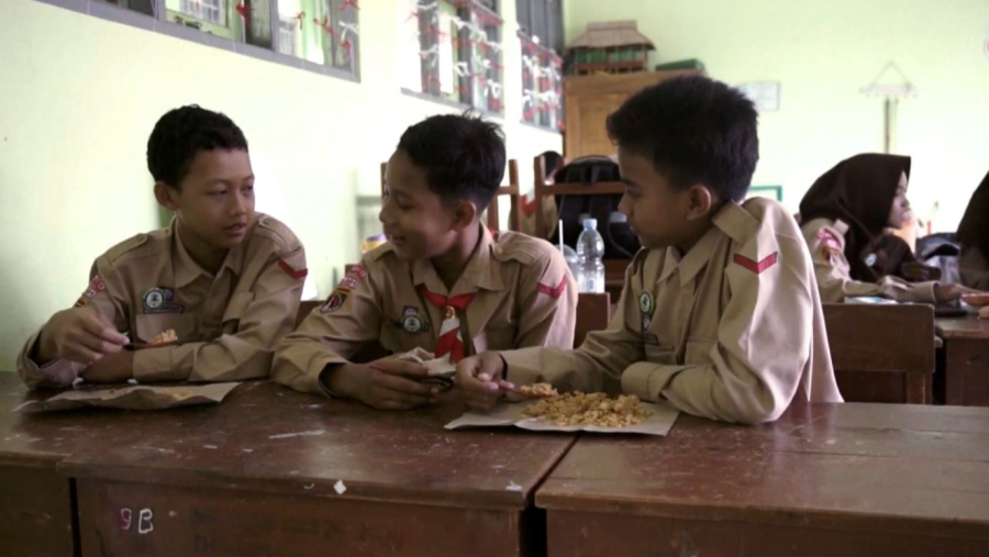 Индонезияда мектеп асханасынан 360-тан астам бала уланды