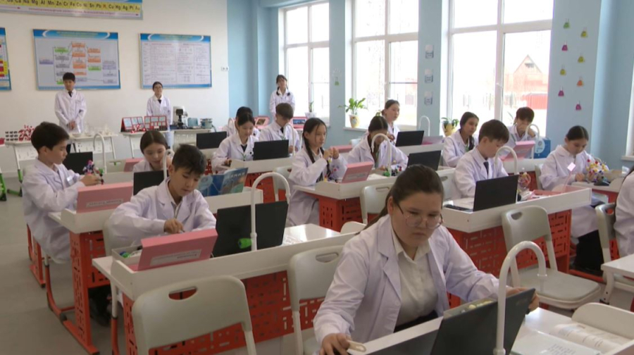 Переход школ на обучение в одну смену продолжается в Алматы