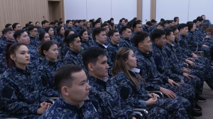 Курсанты Академии в Косшы обсудили с депутатами проект новой Конституции