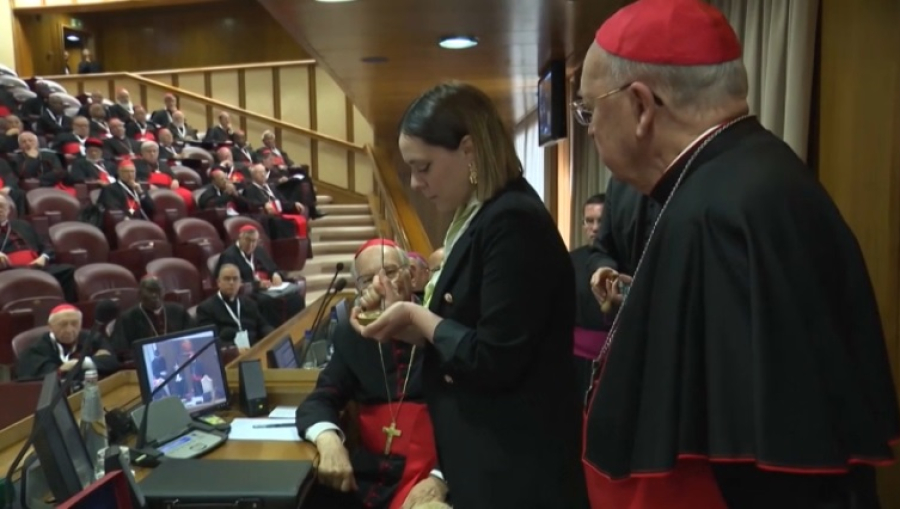 Символы власти Папы Римского Франциска аннулировали