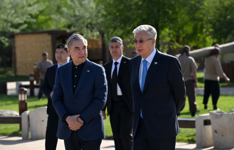 Касым-Жомарт Токаев и Гурбангулы Бердымухамедов посетили комплекс «Этноаул»