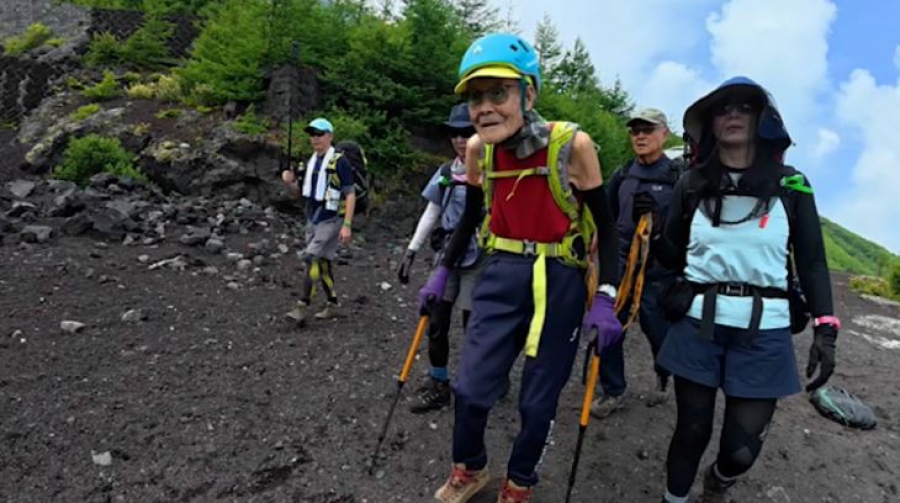 102-летний японец покорил вершину Фудзи