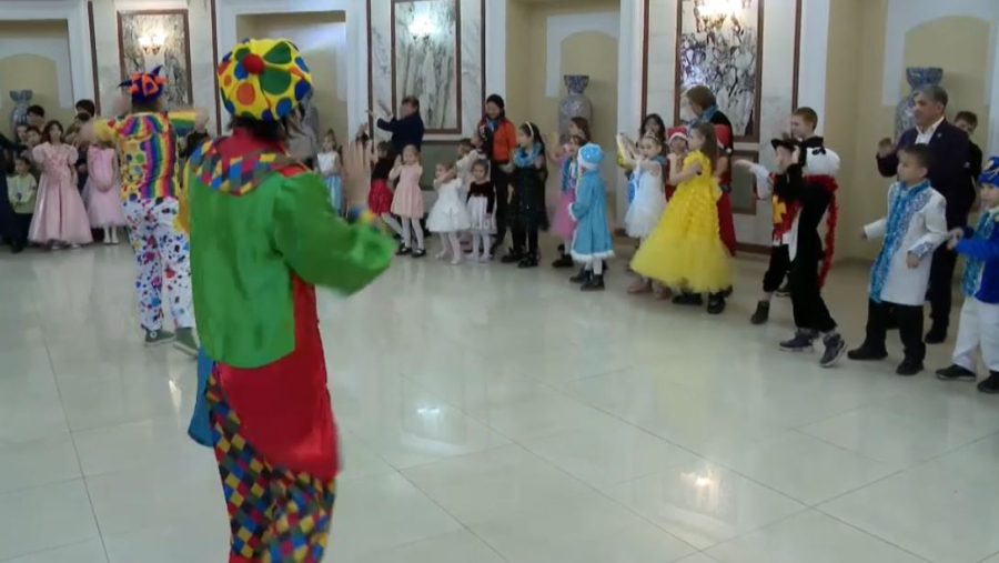 Алматыда балалар үйінің тәрбиеленушілері үшін жаңа жылдық шырша мерекесі ұйымдастырылды