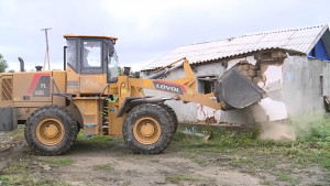 В Актобе сносят признанные аварийными из-за паводков дома