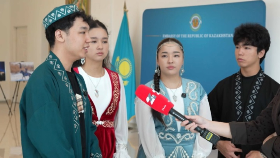 Референдум: четверняшки из Казахстана проголосовали в Малайзии