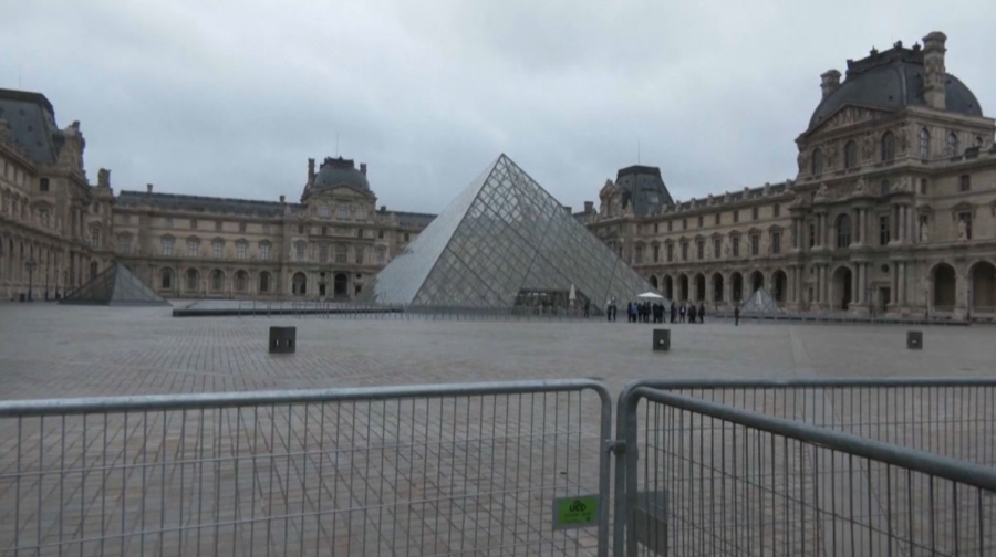 Лувр мұражайы жабық тұр