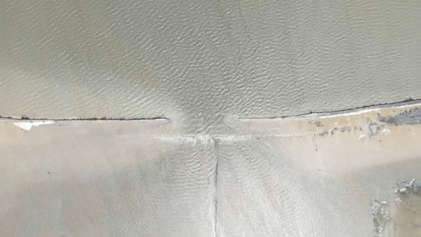 Атырауда бұзылған бөгетті қалыпқа келтіріп жатыр