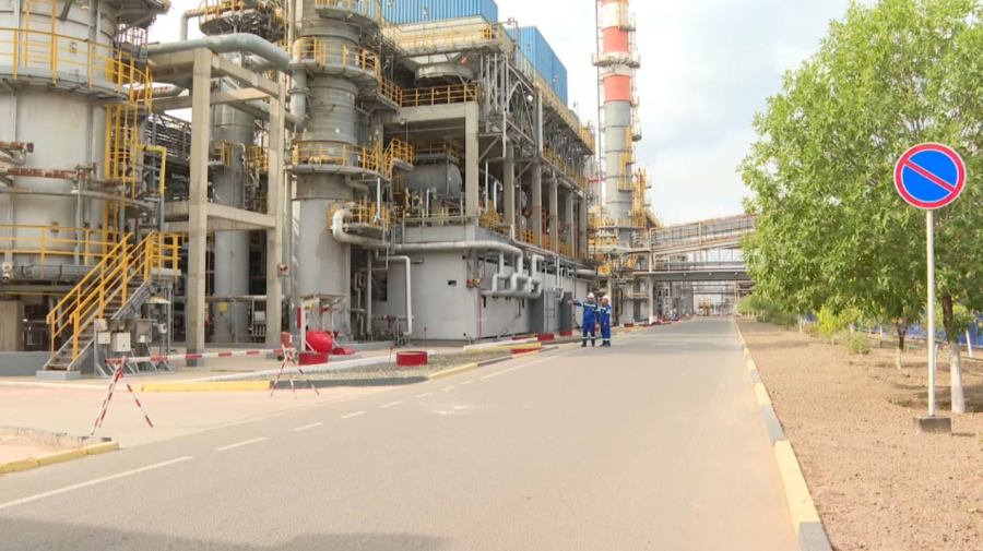 Как встречают День нефтяника на одном из старейших заводов страны