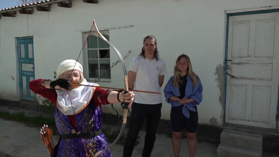 Түркістандық әже саяхатшыларға көшпенді халықтың мәдениетін таныстырып жүр