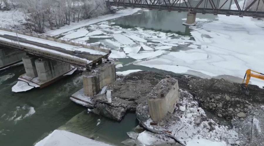Өскеменде жарты ғасыр бұрын салынған ескі көпір бұзылып жатыр 