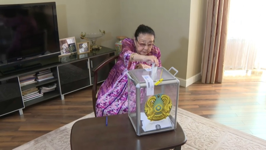 Бибигуль Тулегенова проголосовала на дому