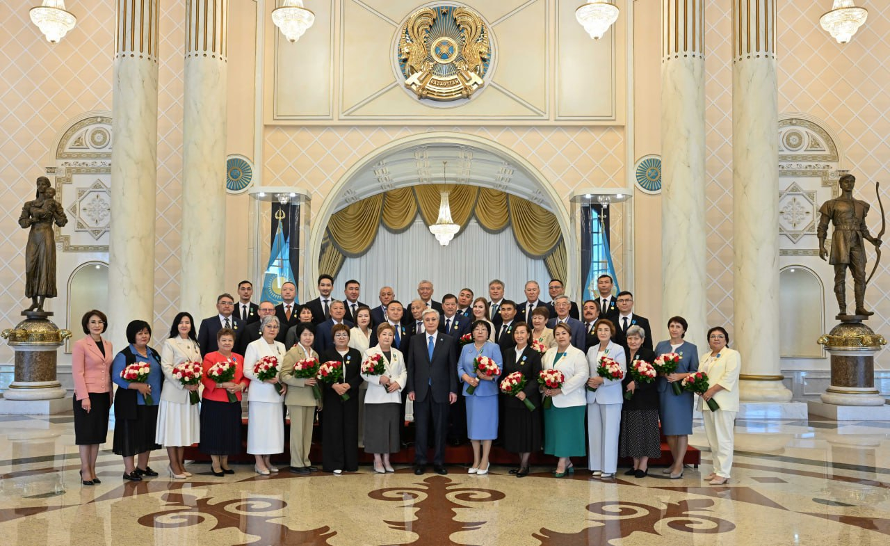 Президент Казахстана подписал Указ о награждении медработников госнаградами