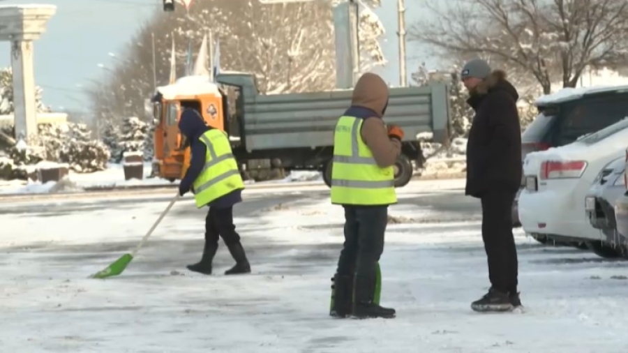 Жители Конаева недовольны уборкой улиц и дворов