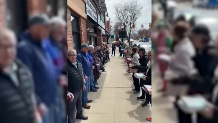 АҚШ-тың Мичиган штатында кітап дүкенін көшіру үшін халық болып асарлатты