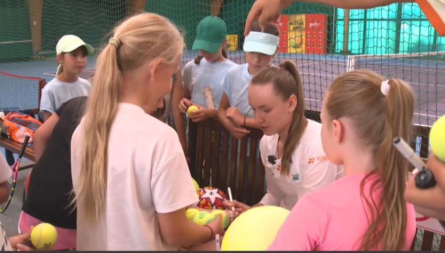 Елена Рыбакина жас теннисшілермен кездесті