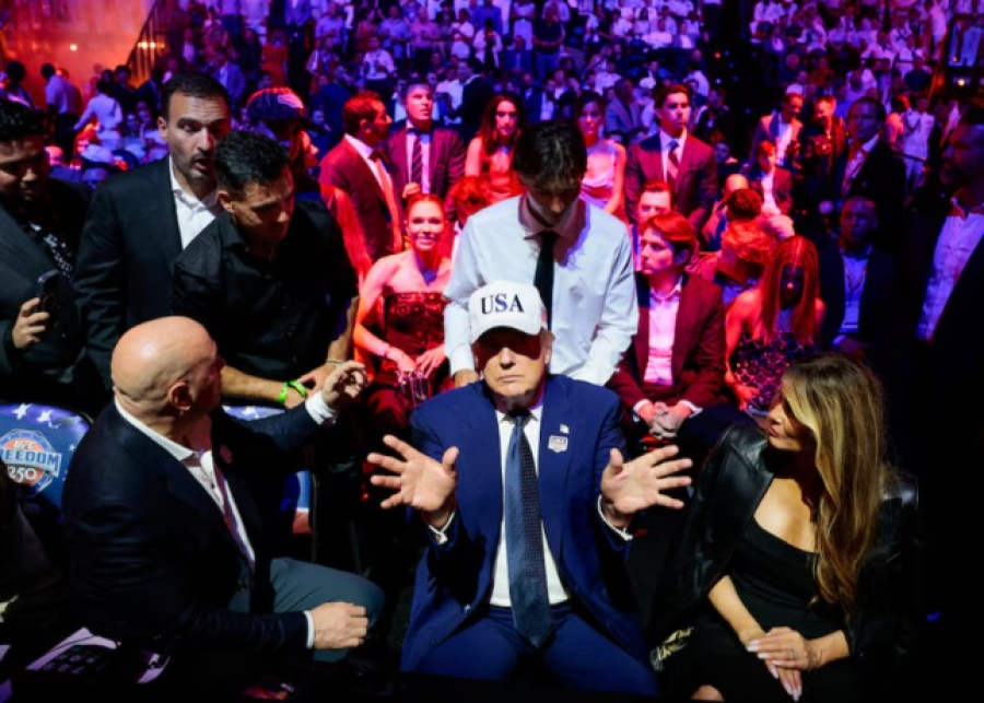 Билеты за 1 млн долларов и бойцы UFC: как Трамп провёл турнир в Белом доме