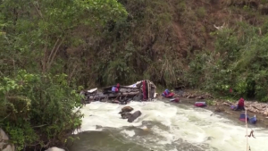 Автобус сорвался с обрыва в Перу: погибли 25 человек