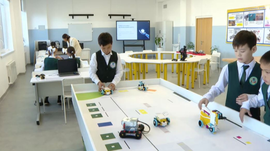 Аида Балаева поручила обновить программы дошкольного и начального образования