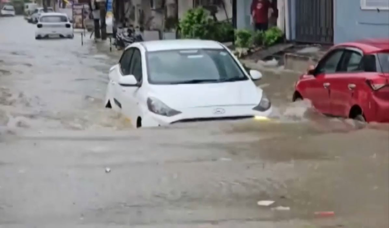 Үндістанда жауын соңы тасқынға ұласты