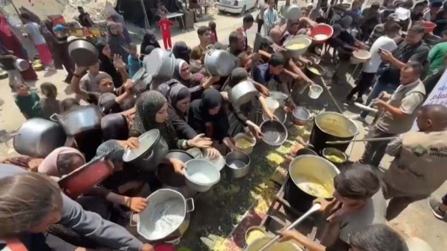 Жители Газы стоят в очереди за едой