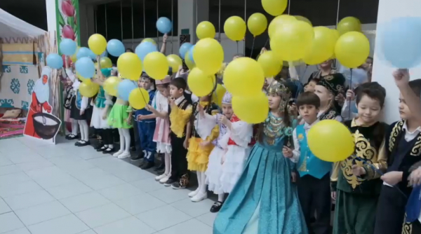 Павлодарлық бүлдіршіндер ұлттық киімдер шеруіне қатысты