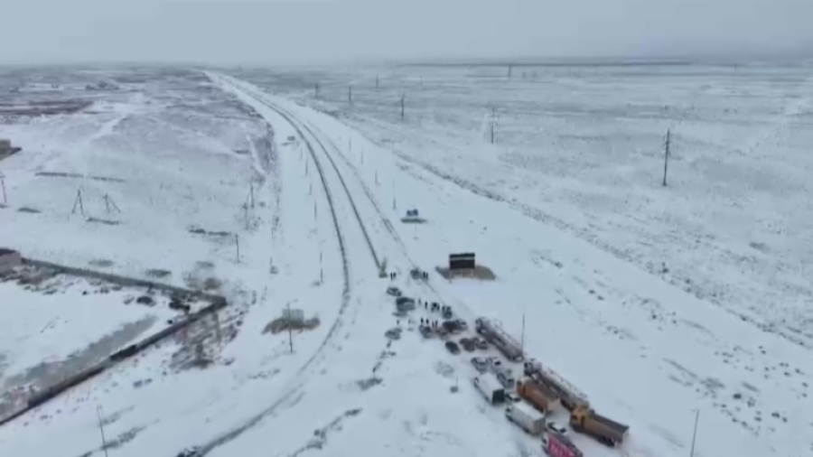 Движение автотранспорта ограничили на трассах в Мангистау