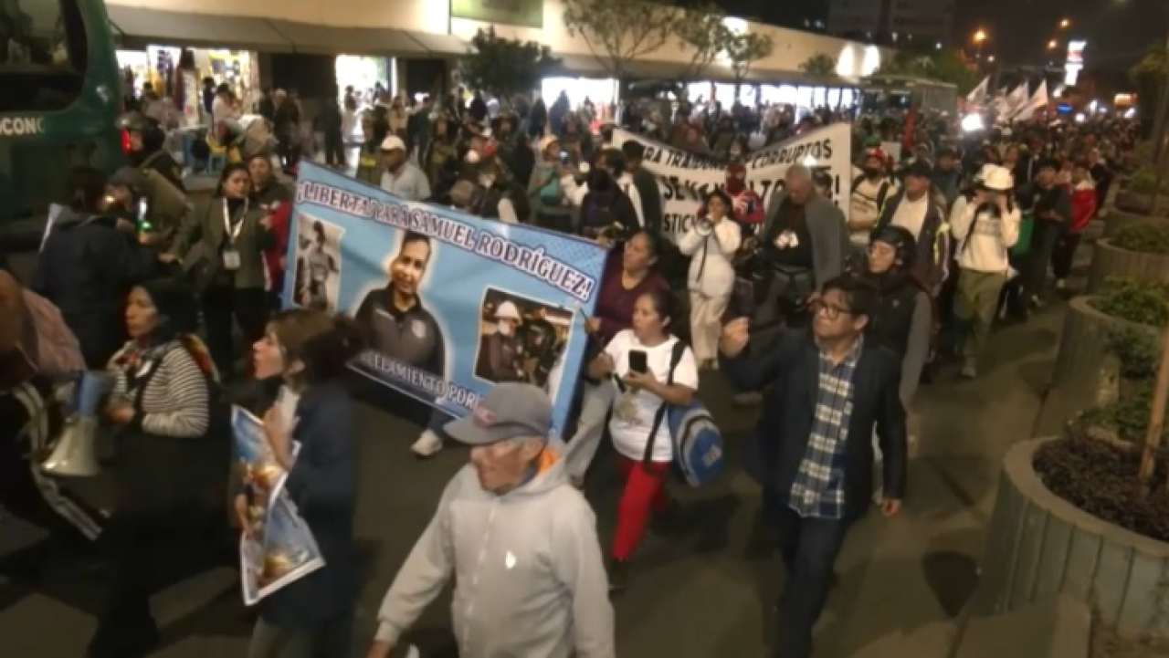 На марш против правительства вышли сотни перуанцев