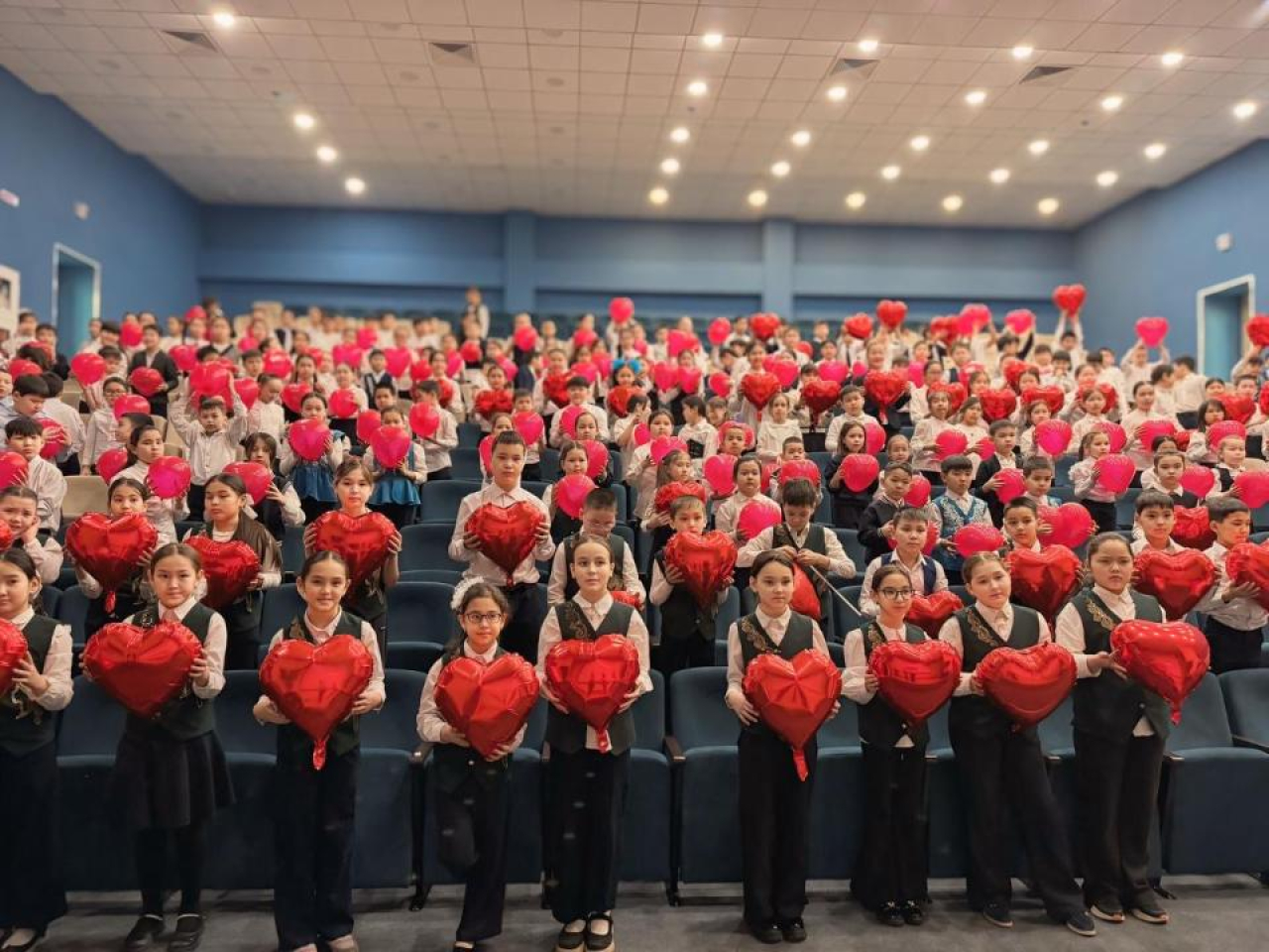 Астанинские школьники провели необычную акцию ко Дню благодарности