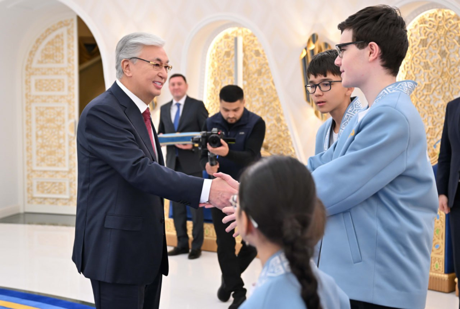 Мемлекет басшысы әлем біріншіліктерінде топ жарған жас шахматшылармен кездесті 