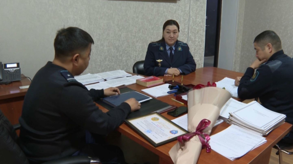 Алматыда полицейлер көпбалалы әріптесін құттықтады